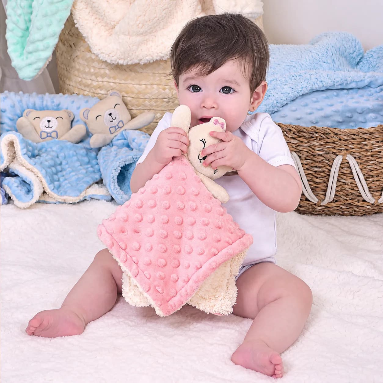 Bebê brincando com uma naninha rosa